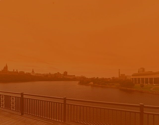 ciel rouge, parlement au loin
