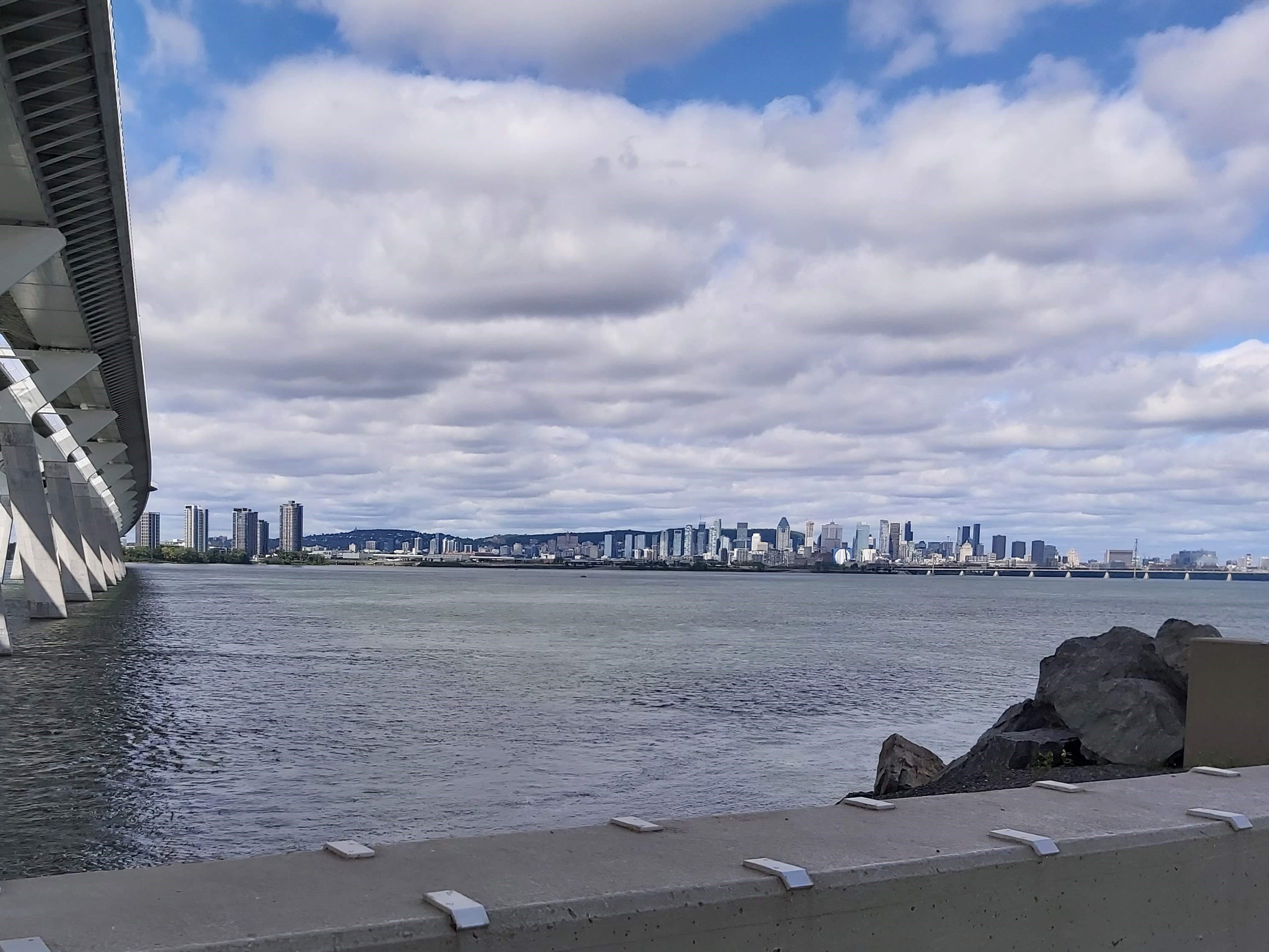 une vue sur Montréal à partir du fleuve