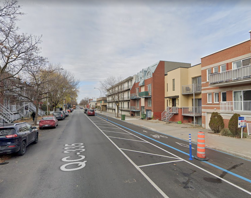 rue large avec piste cyclable à droite