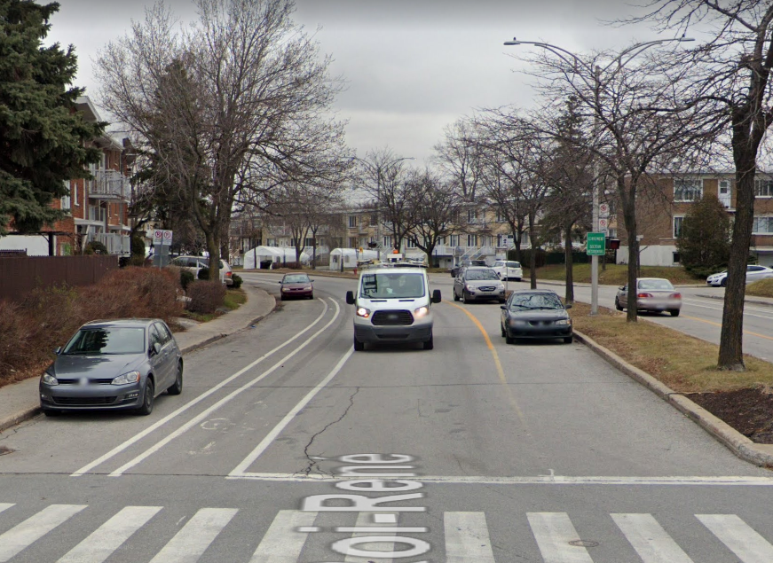 immense rue avec quatre voies de stationnement et des bandes cyclables