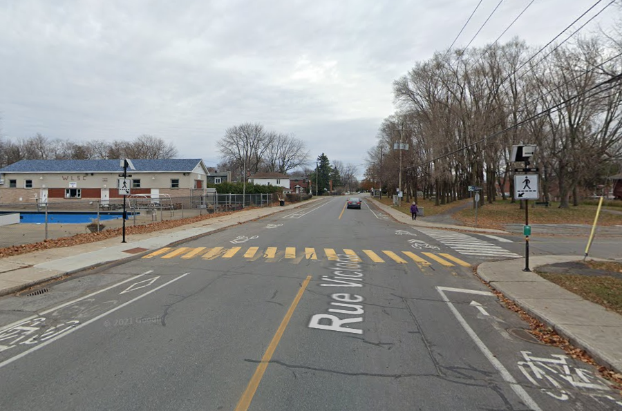 Une rue collectrice avec des bandes cyclables