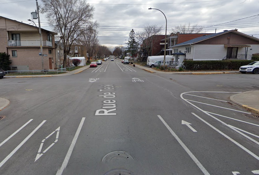 rue large avec piste cyclable à droite