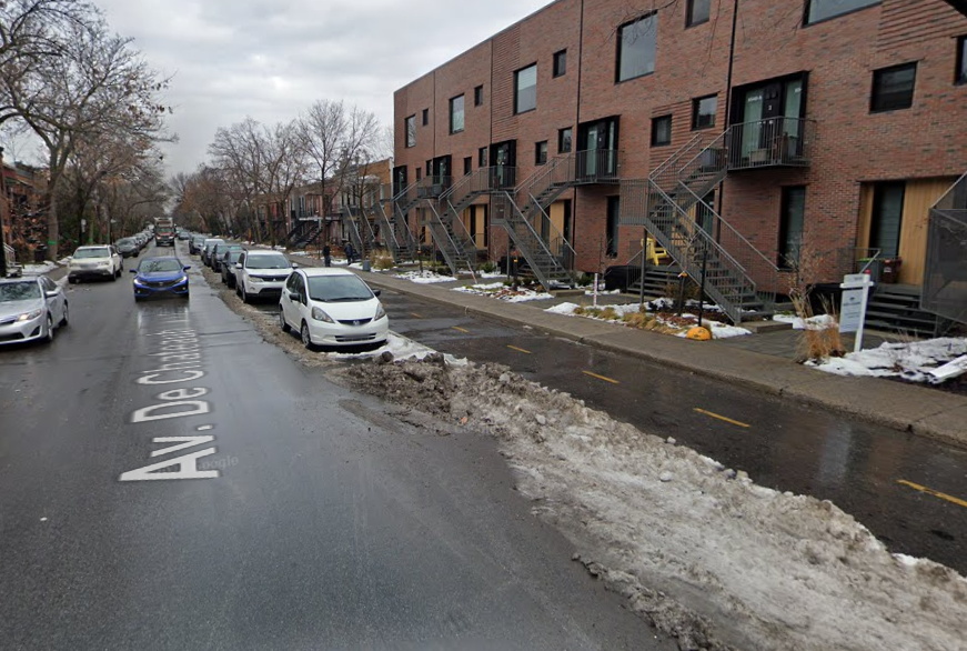 Une piste cyclable séparée par un banc de neige.
