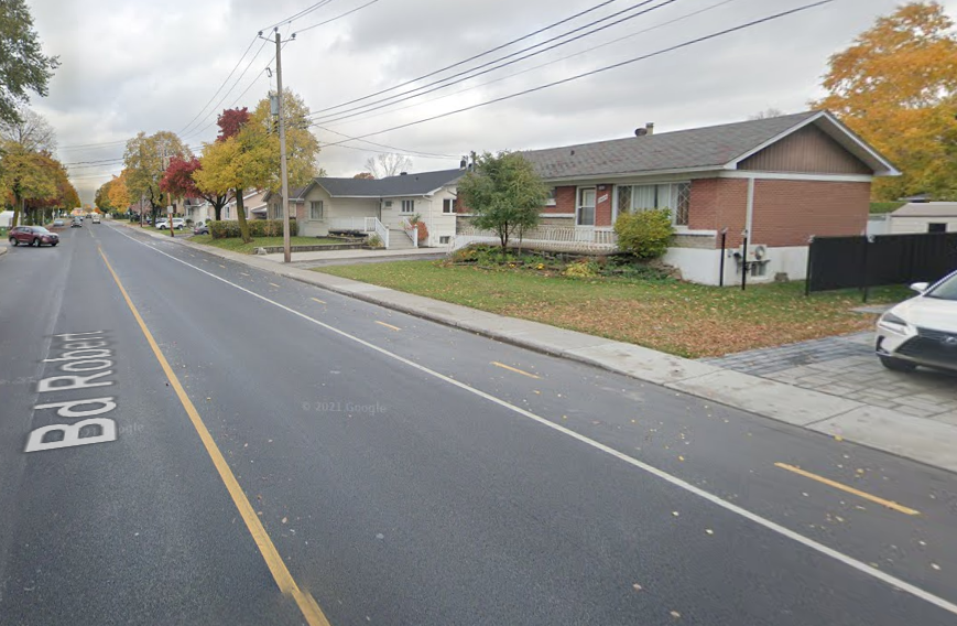 Une bande cyclable bidirectionnelle à droite de la rue.