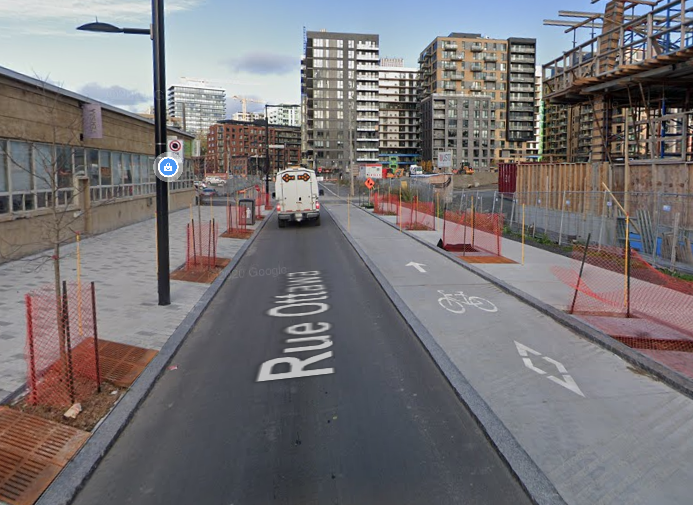 Une rue étroite avec une piste cyclable. Chantiers aux alentours.