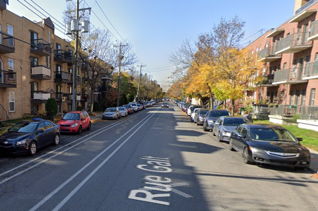 Une bande cyclable avec zone d'emportiérage.