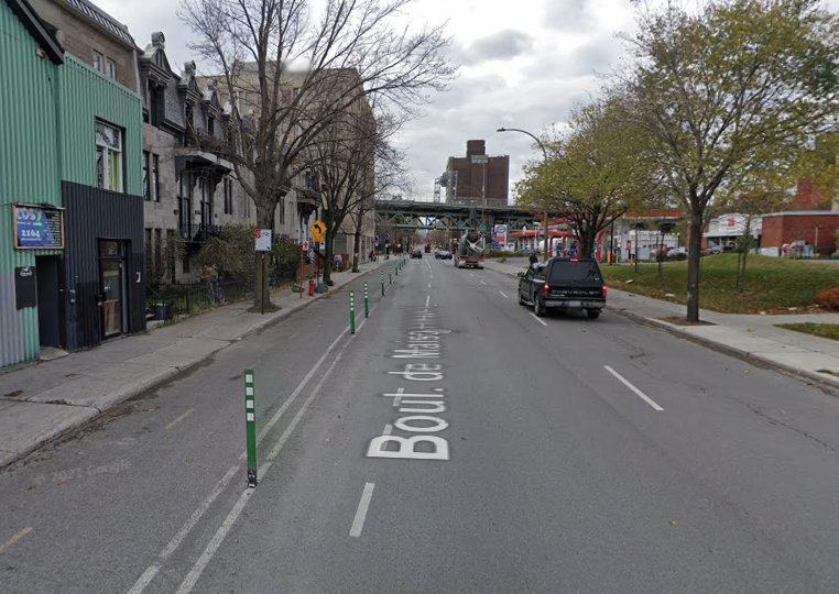 Piste cyclable séparée par des délinéateurs.
