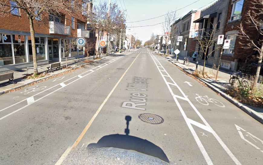 Bandes cyclables sur chaque côté d'une rue.